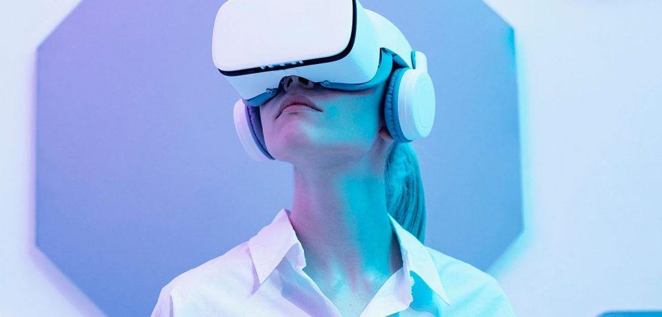 woman-wearing-virtual-reality-simulator woman-wearing-virtual-reality-simulator